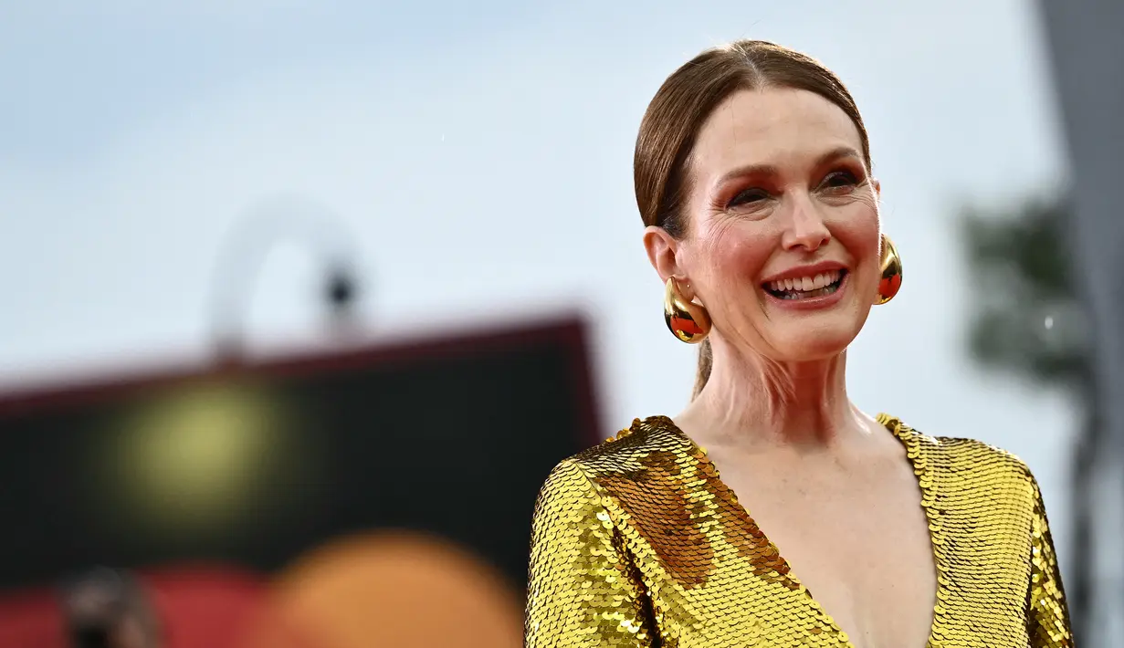 <p>Aktris May December ini memiliki wajah yang penuh dengan riasan glam, termasuk tampilan smokey eyeshadow. (Marco BERTORELLO / AFP)</p>