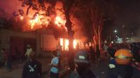 Gedung Grahadi Surabaya sisi barat dibakar massa demonstran, sekitar pukul 21.38 WIB, Sabtu (30/8/2025). (Liputan6.com/Dian Kurniawan)