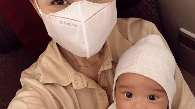 Gaya Jennifer Bachdim Bersama Anak keempatnya, credit: Instagram (@jenniferbachdim)