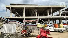 Wisatawan melintasi proyek pembangunan Pelabuhan Kali Adem, Muara Angke, Jakarta, Kamis (22/10/2020). Akibat wabah Covid-19, Pemprov DKI Jakarta terpaksa menghentikan pembangunan Pelabuhan Kali Adem dan akan melanjutkan kembali proyek pada 2021. (merdeka.com/Iqbal S. Nugroho)