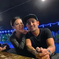 Rio Febrian terkenal sebagai penyanyi yang membawakan lagu-lagu bertema cinta. Setelah menjalin asmara selama 3 tahun dengan Sabria Kono, mereka pun menikah pada 3 Februari 2010 di Bangkok. (Foto: instagram.com/sabriakono)
