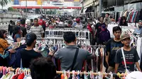 Sejumlah calon pembeli memilih pakaian bekas di kawasan Pasar Senen, Jakarta, Sabtu (24/6). Menjelang lebaran ribuan pakaian bekas membanjiri di kawasan pasar Senen, harga baju yang dijual bervariasi mulai Rp 35000- RP 5000. (Liputan6.com/Angga Yuniar)