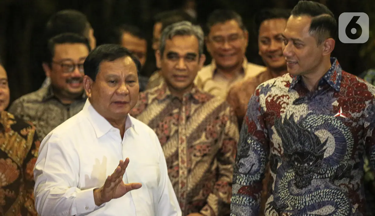 Ketua Umum Partai Gerindra Prabowo Subianto bersama Ketua Umum Partai Demokrat Agus Harimurti Yudhoyono  memberikan keterangan usai melakukan pertemuan di Kertanegara, Jakarta, Jumat (24/6/2022). Pertemuan selama dua jam itu pun belum ada kesepakatan antara Gerindra dan Demokrat. (Liputan6.com/Faizal Fanani)