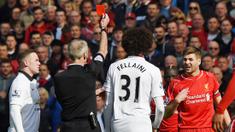 Steven Gerrard menjadi nama terakhir dari Liverpool yang merasakan diusir wasit dalam laga kontra Manchester United. Sang kapten legendaris ini mendapat kartu merah usai melanggar Ander Herrera pada 22 Maret 2015. (AFP/Paul Ellis)