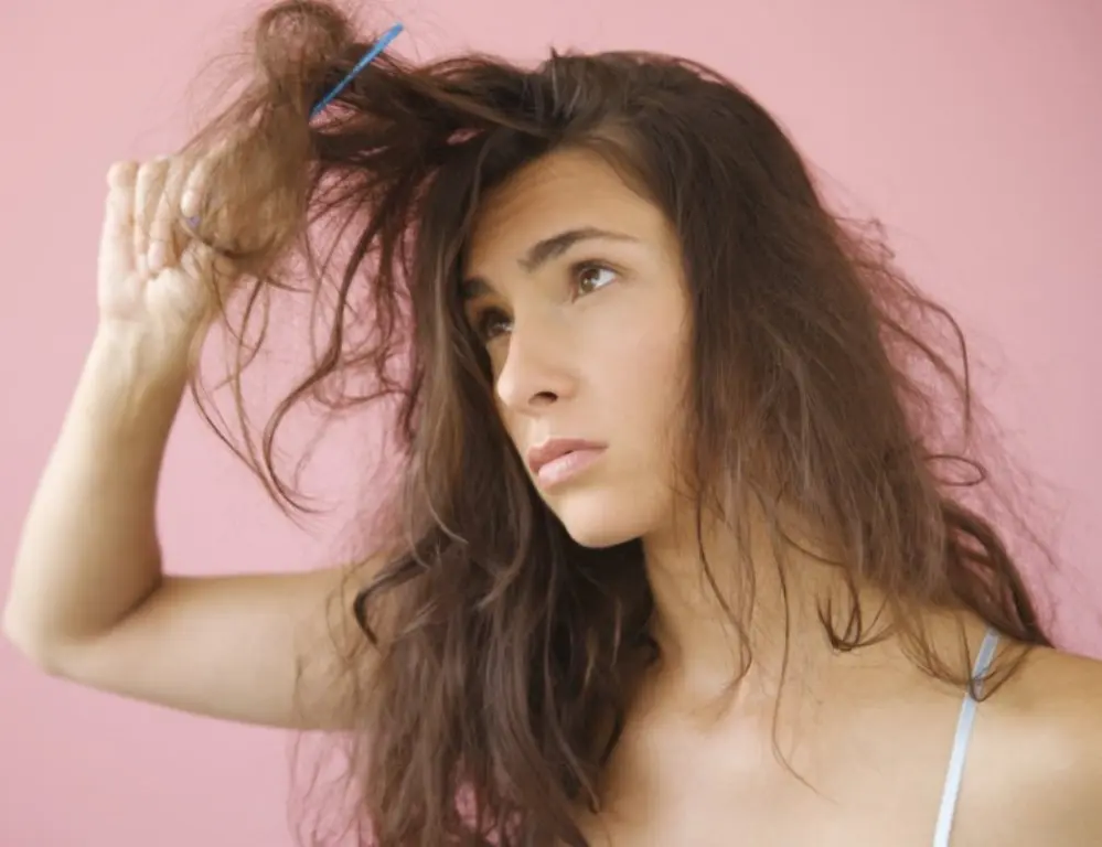  Keseringan memakai hair dryer rambut akan kering. (Via: youne.com)