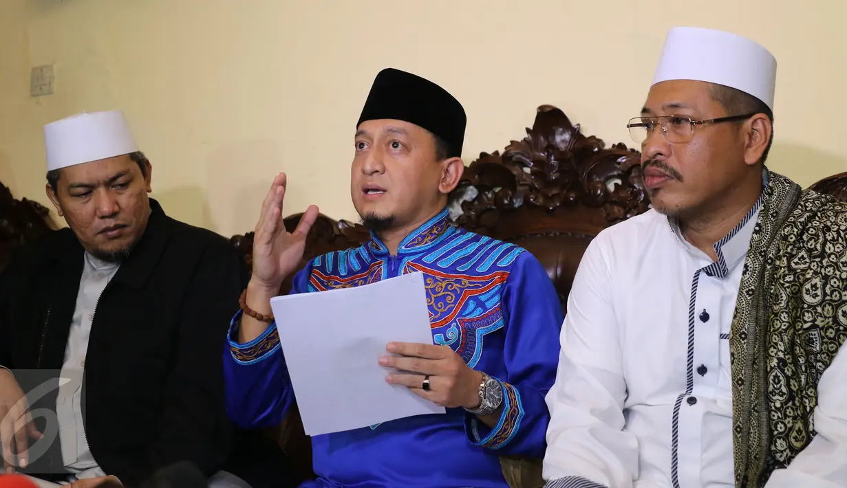 Ustaz Zacky Mirza ditemani oleh kuasa hukumnya, Muslim, dan tiga orang guru besarnya, saat jumpa pers di kawasan Bekasi, Rabu (13/7). Zacky Mirza sempat mengaku bahwa sang istri, Shinta Tanjung, dekat dengan pria lain. (Liputan6.com/Herman Zakharia)