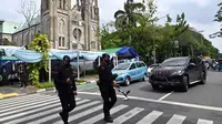 Polisi antiteror berjalan di luar Gereja Katedral usai melakukan pemeriksaan keamanan jelang malam Natal di Jakarta, Sabtu (24/12/2022). Pengamanan dilakukan di sejumlah gereja di berbagai wilayah guna menciptakan rasa aman dan khidmat bagi warga yang akan melangsungkan ibadah malam Natal. (ADEK BERRY/AFP)