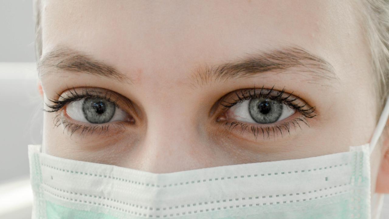 Ilustrasi Perempuan pakai masker