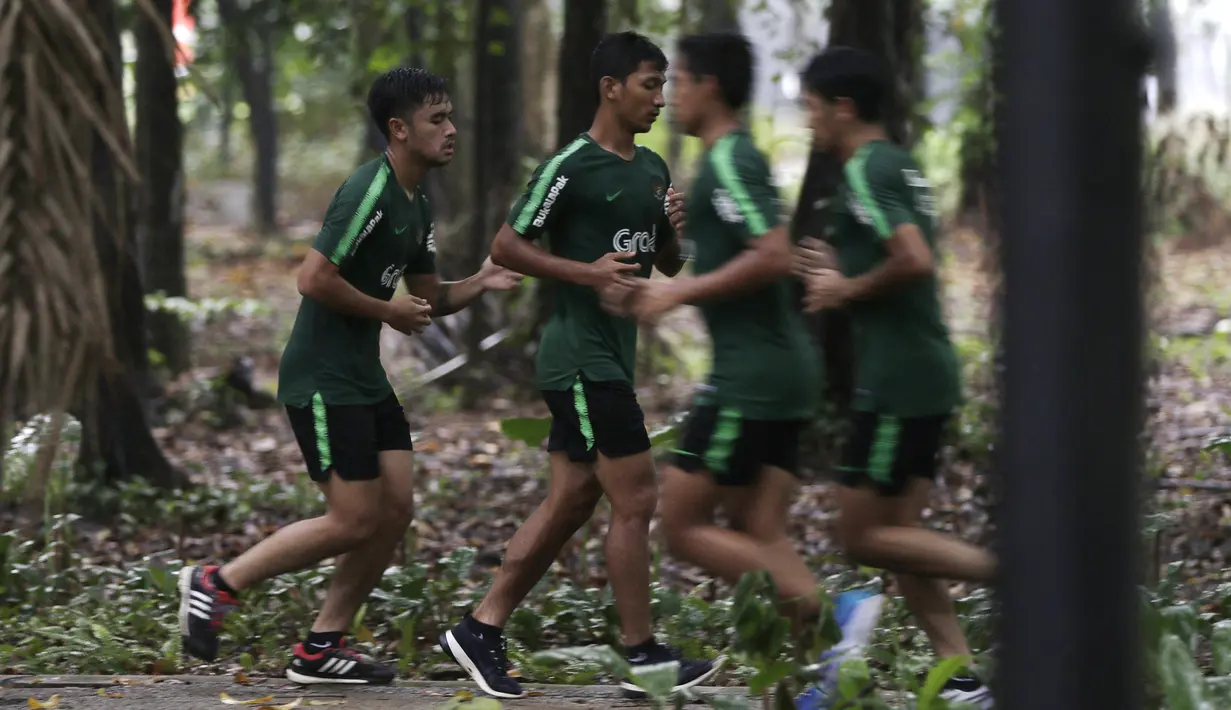 Pemain Timnas Indonesia U-23, T.M Ichsan dan Mahir Radja, berlari saat latihan fisik di Bukit Senayan, Jakarta, Rabu (6/3). Latihan ini merupakan persiapan jelang kualifikasi Piala AFC U-23. (Bola.com/Yoppy Renato)