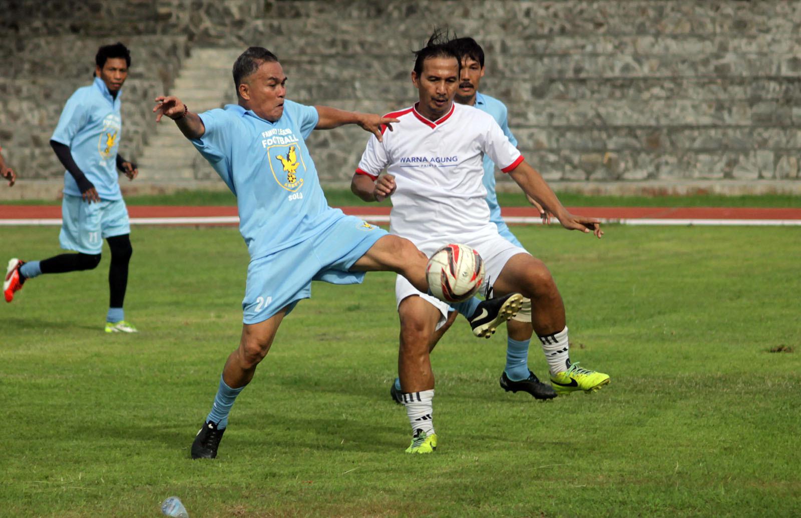 Inyong Lolombulan saat bermain dalam laga persahabatan memperkuat Arseto Solo melawan mantan pemain Warna Agung di Stadion Sriwedari, Solo, Sabtu (18/11/2017). (Bola.com/Ronald Seger Prabowo)