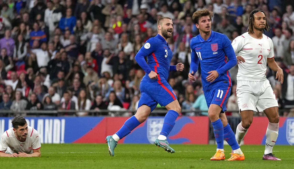 Pemain Inggris Luke Shaw (tengah) melakukan selebrasi usai mencetak gol ke gawang Swiss pada pertandingan uji coba di Stadion Wembley, London, Inggris, 26 Maret 2022. Inggris menang 2-1. (AP Photo/Alastair Grant)