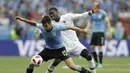 Bek Uruguay, Matias Vecino, berebut bola dengan gelandang Prancis, Paul Pogba, pada laga perempat final Piala Dunia di Stadion Nizhny Novgorod, Nizhny Novgorod, Jumat (6/7/2018). Prancis menang 2-0 atas Uruguay. (AP/Natacha Pisarenko)