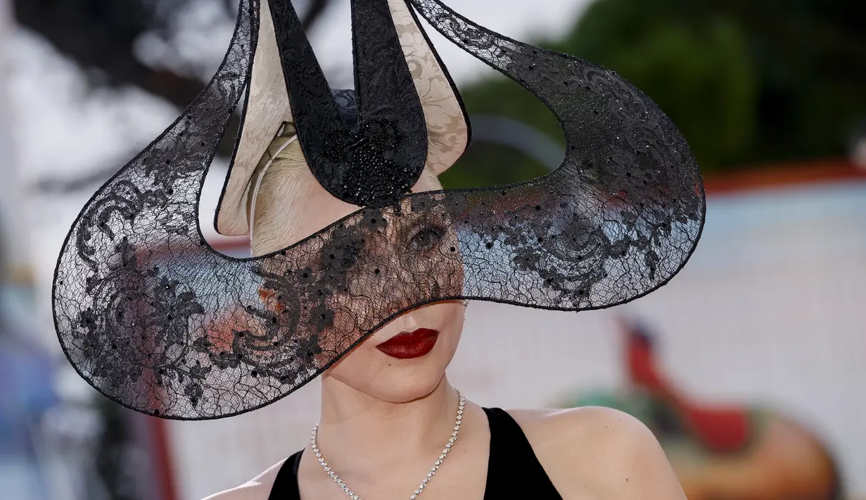 Gaun tersebut dipasangkan dengan hiasan kepala dari Philip Treacy dan perhiasan berlian dari Tiffany & Co. (Photo by Joel C Ryan/Invision/AP)