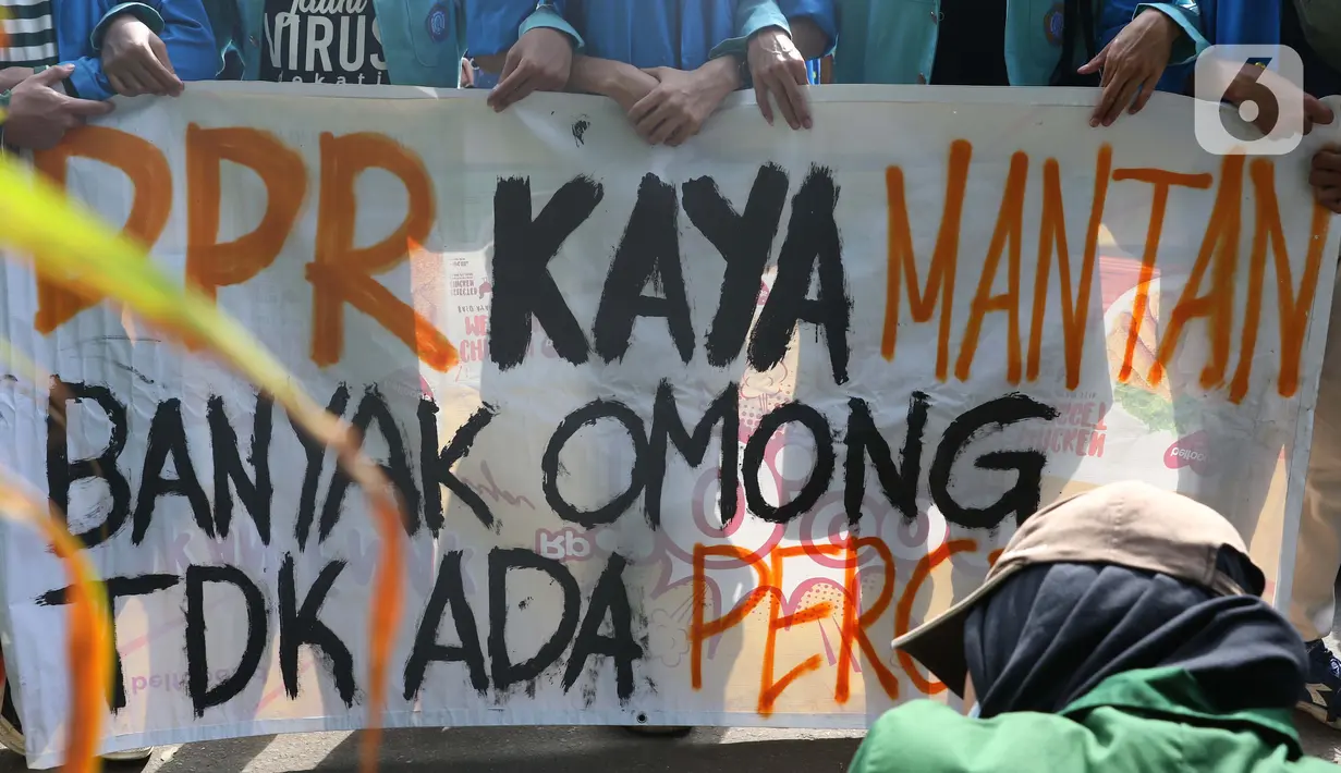 Mahasiswa membentangkan spanduk saat melakukan aksi unjuk rasa di sekitar kawasan Patung Kuda, Jalan Medan Merdeka Barat, Jakarta, Selasa (20/10/2020). Dalam aksinya, ratusan mahasiswa meminta pemerintah membatalkan pengesahan Omnibus Law UU Cipta Kerja. (Liputan6.com/Helmi Fithriansyah)