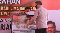 Kapolda Riau Irjen Agung Setya Imam Effendi menyerahkan bantuan dari pemerintah untuk pedagang kaki lima. (Liputan6.com/M Syukur)