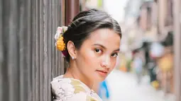 Tatapan mata yang meneduhkan terlihat di paras Sabrina Anggraini. Kecantikannya kian terpancarkan dengan kimono yang dipakainya. Alhasil, calon istri Belva Devara ini panen pujian dari netizen yang menyebutnya memesona. (Liputan6.com/IG/@sabrinaanggraini)