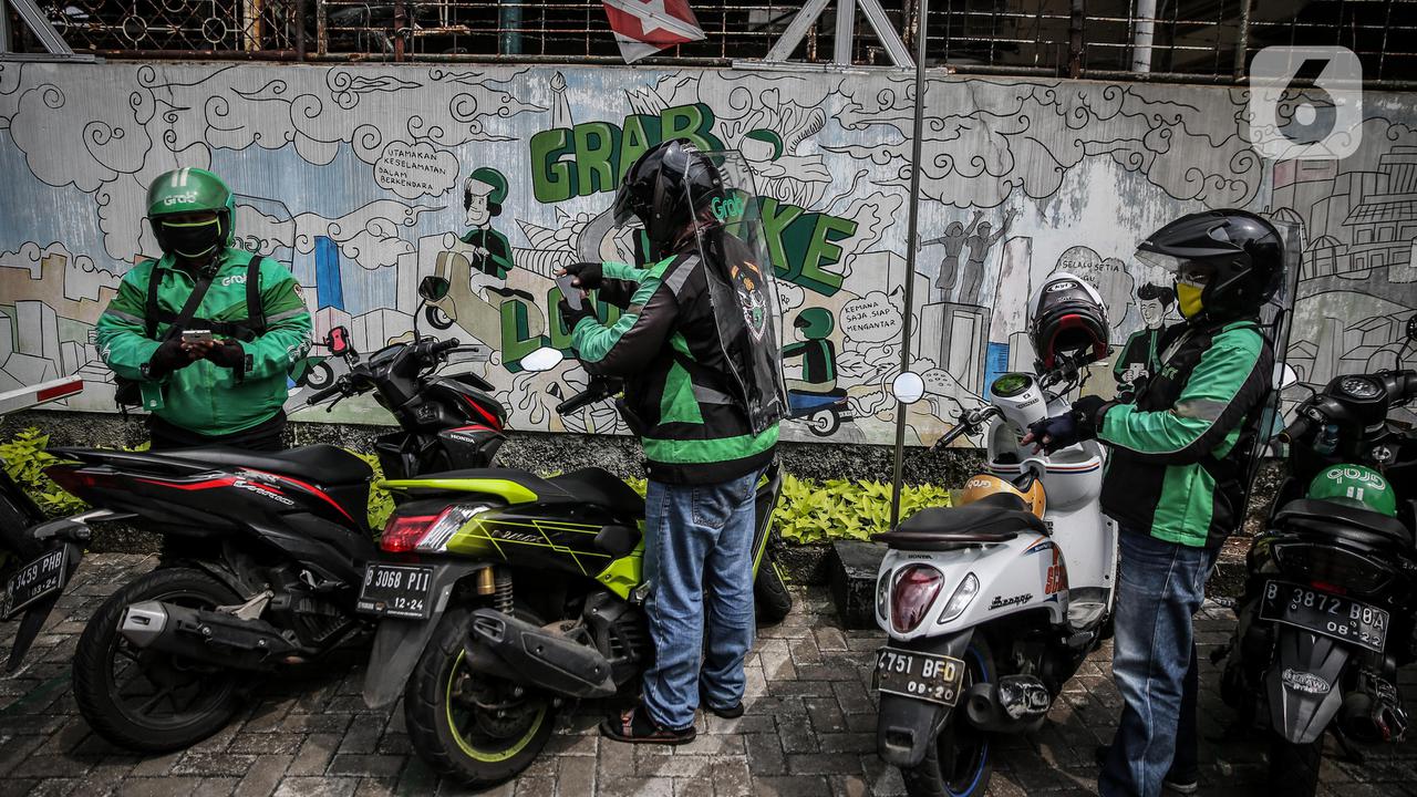 Ojek Online Gunakan Pelindung Pembatas Antar Penumpang