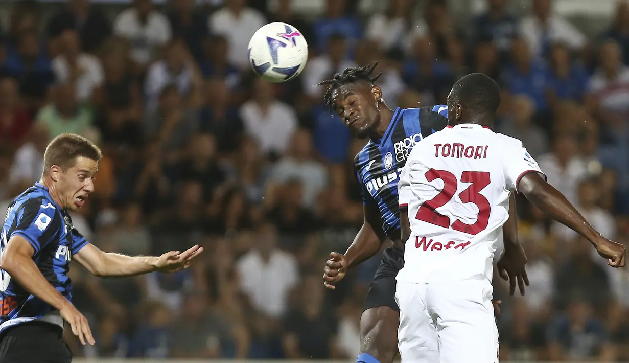 Pemain Atalanta Duvan Zapata dan Mario Pasalic berebut bola dengan bek AC Milan Fikayo Tomori pada laga pekan kedua Serie A 2022/2023 di Stadion Atleti Azzurri d'Italia, Senin (22/8/2022) dini hari WIB. AC Milan hanya mampu bermain imbang 1-1 di kandang Atalanta. (Spada/LaPresse via AP)