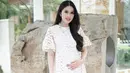 Perut Sandra Dewi sudah semakin besar, mengingat usia kandungannya juga sudah tua dan pertanda anaknya segera lahir. Tersiar kabar, kelahiran anak pertama Sandra Dewi dan Harvey Moeis ini akanlahir tepat di hari Natal nanti. (Instagram/sandradewi88)