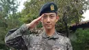 Taecyeon 2PM resmi masuk wajib militer pada 4 September 2017. Ketampanan rapper 2PM ini seakan semakin bertambah saat ia mengenakan seragam militer. (Foto: Soompi.com)