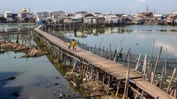 Di Kampung Tambaklorok, sebuah wilayah di pesisir utara Semarang, penurunan muka tanah diketahui bisa mencapai 10 cm per tahun. (DEVI RAHMAN/AFP)