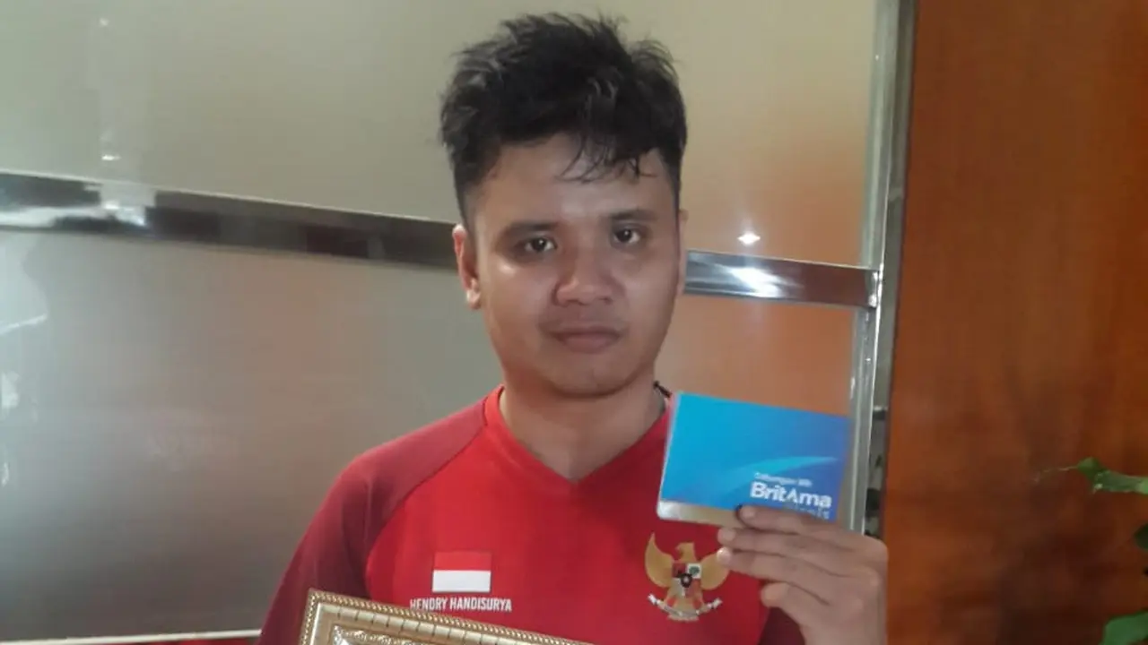 Hendry "Jothree" Handisurya, mendapatkan sertifikat penghargaan dan bonus uang dari Menpora Imam Nahrawi pada Kamis (6/9/2018).