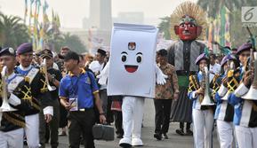 Badut berbentuk kotak suara Komisi Pemilihan Umum (KPU), ondel-ondel, dan marching band ikut meramaikan pawai Deklarasi Kampanye Damai di Monas, Minggu (23/9). (Merdeka.com/Iqbal Nugroho)