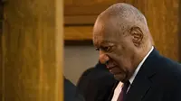 Ekspresi Bill Cosby saat berjalan di Pengadilan Montgomery  di Norristown, (6/6). Cosby menjalani sidang kasus pelecehan seksual dimana 50 wanita menuduh aktor dan Komedian ini melakukan kekerasan seksual. (AP Photo/Matt Rourke, Pool)