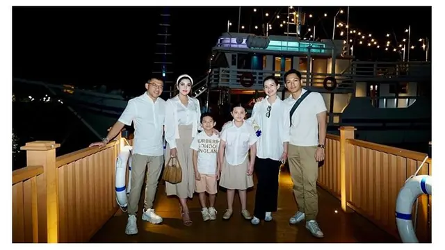 8 Potret Sarah Menzel Pakai Busana Senada dengan Keluarga Azriel Hermansyah