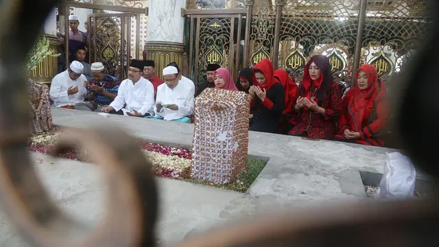 Puti Guntur Soekarno ziarah ke makam Syaichona Cholil di Bangkalan