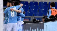 Para pemain Lazio merayakan gol ke gawang Inter Milan pada laga Serie A di Olimpico, Roma, Minggu (1/5/2016). (AFP/Tiziano Fabi)