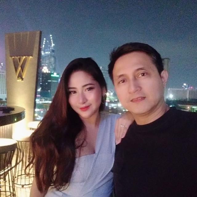 7 Pesona Cica Andjani, Istri Ricky Soebagdja yang Lebih Muda 26 Tahun