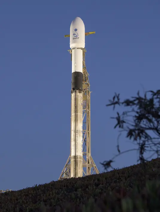 Roket SpaceX Falcon 9 dengan pesawat ruang angkasa Double Asteroid Redirection Test (DART) terlihat di Space Launch Complex 4E, Vandenberg Space Force Base, California, AS, 23 November 2021. Defleksi adalah pilihan terbaik yang bisa digunakan, inilah tujuan dari misi DART. (Bill Ingalls/NASA via AP)