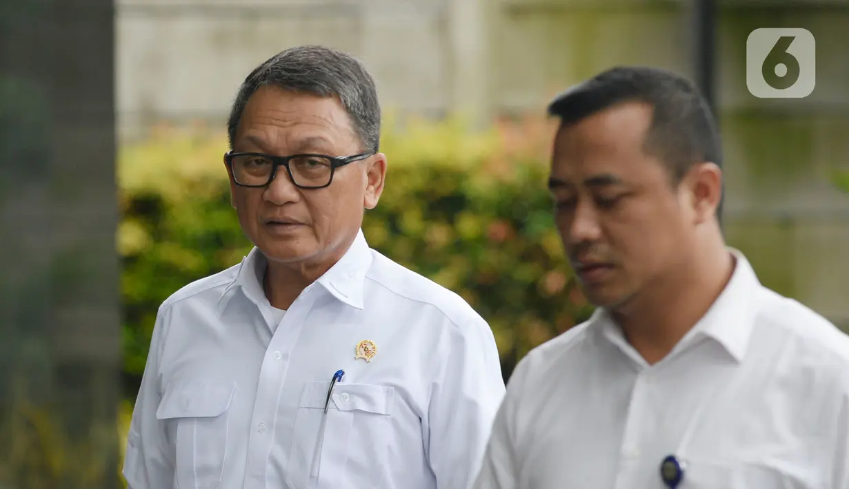 Menteri ESDM Arifin Tasrif (kiri) saat tiba di Gedung KPK, Jakarta, Kamis (5/3/2020). Arifin Tasrif akan menggelar rapat koordinasi dengan Pimpinan KPK membahas pengelolaan sampah menjadi tenaga listrik untuk menghindari praktik tindak pidana korupsi. (merdeka.com/Dwi Narwoko)