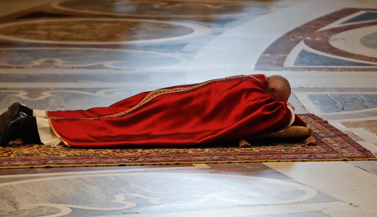 Yesus Disalibkan FOTO Paus Fransiskus Pimpin Jumat Agung di Vatikan 
