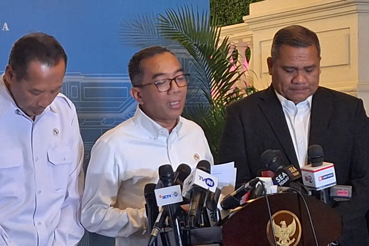 Menteri Pendidikan Tinggi, Sains, dan Teknologo Brian Yuliarto usai mendampingi Prabowo dalam pertemuan bersama para rektor perguruan tinggi di Istana Kepresidenan Jakarta.