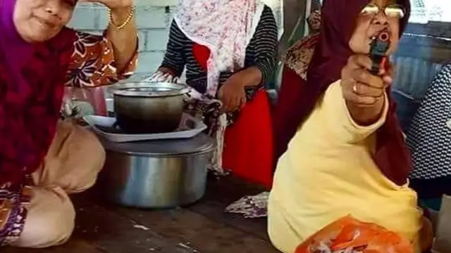 7 Kelakuan Emak-Emak saat Enggak Ada Kerjaan Rumah Tangga Ini Kocak Banget