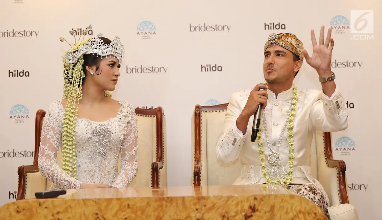 Pasangan Raisa Andriana dan Hamish Daud Wyllie memberi keterangan pers di Ayana MidPlaza, Jakarta, Minggu (3/9). Setelah menikah Raisa dan Hamish mengungkapkan kebahagiannya kepada wartawan dengan menggelar jumpa pers . (Liputan6.com/Herman Zakharia)