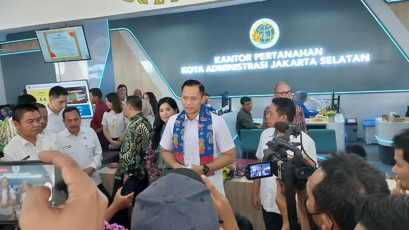 Menteri Agraria dan Tata Ruang/Kepala Badan Pertanahan Nasional (ATR/BPN) Agus Harimurti Yudhoyono meresmikan Kantor Pelayanan Pertanahan di Jakarta Selatan, Rabu (3/4/2024). (Arief/Liputan6.com