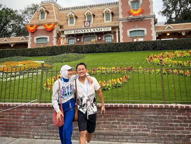 Disneyland mana pun rasanya seperti &ldquo;surga&rdquo; bagi anak-anak dan keluarga. Kali pertama ke Disney California Adventure Park, Amerika Serikat, Zaskia Adya Mecca malah tanpa anak-anak. Ia hanya bersama suami tercinta, Hanung Bramantyo. Mengunggah sejumlah foto di akun Instagram terverifikasi pekan ini, Zaskia Adya Mecca curhat ke Disneyland tanpa anak. (Foto: Dok. Instagram @zaskiadyamecca)