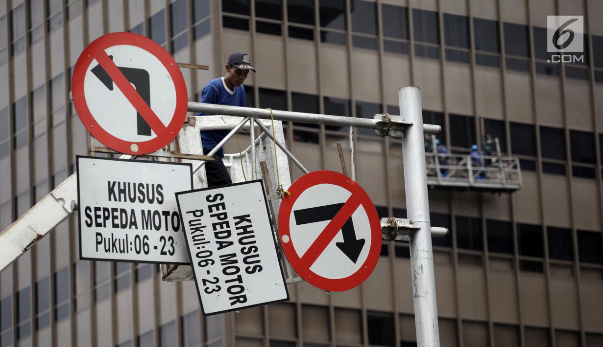 FOTO Dishub Copot Rambu  Larangan Melintas untuk Sepeda 