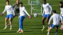 Secara hasil, Real Madrid tampil lebih dominan, namun Olympiacos kerap menyulitkan ketika bermain di markas sendiri. Situasi itu membuat pertandingan ini berpotensi berjalan ketat meskipun perbedaan kualitas skuad cukup mencolok. Tampak dalam foto, gelandang Real Madrid asal Turki, Arda Guler; pelatih Real Madrid asal Spanyol Xabi Alonso; penyerang Real Madrid asal Prancis, Kylian Mbappe; gelandang Real Madrid asal Prancis, Aurelien Tchouameni; dan rekan satu timnya menghadiri sesi latihan jelang matchday 5 league phase Liga Champions 2025/2026 melawan Olympiakos FC di Real Madrid Sports City, Valdebebas, pada Selasa 25 November 2025. (Javier SORIANO/AFP)