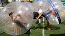Sejumlah peserta saling berebut bola pada turnamen yang digelar di Medellin, Kolombia, Sabtu (10/10/2015). Permainan ini dimainkan oleh lima orang di masing - masing tim. (REUTERS/Fredy Builes)
