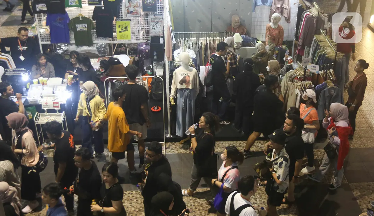 Sejumlah pengunjung berbelanja pada acara "Pestapora 2022" di Gambir Expo Kemayoran, Jakarta, Sabtu (24/9/2022). Pada acara pertunjukan musik Indonesia yang berlangsung 23-25 September 2022 tersebut menghadirkan enam panggung pertunjukan dengan menampilkan berbagai musisi tanah air. (Liputan6.com/Herman Zakharia)