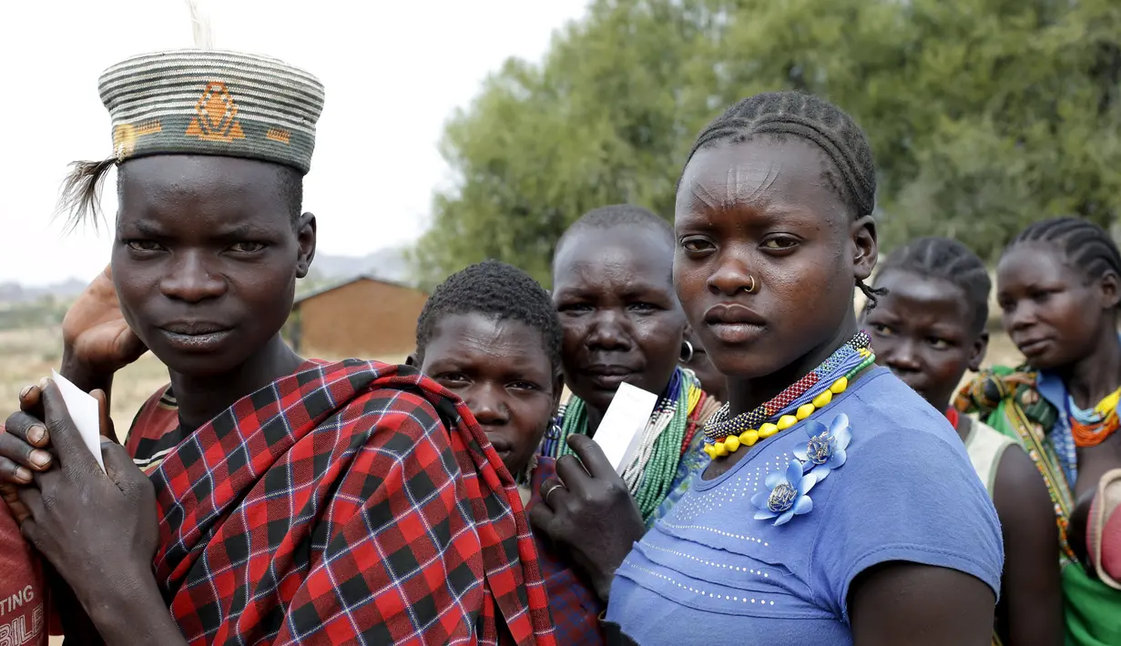 Warga suku Karamojong mengantri untuk memilih Presiden mereka di TPS desa dekat kota Kaabong, Uganda, (18/2). Dengan tempat dan alat pemilihan yang sangat sederhana mereka tetap antusias untuk ikuti pemilu. (REUTERS / Goran Tomasevic)