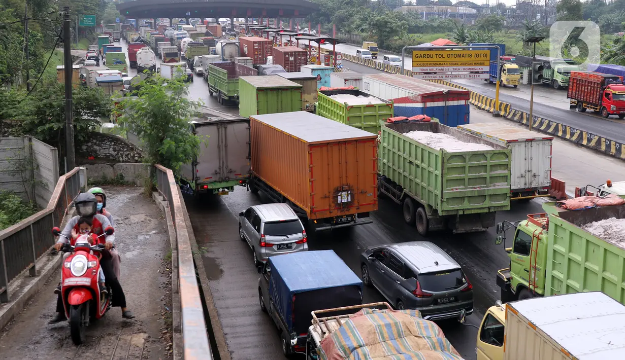 Kemacetan panjang di Gerbang Tol Cikupa, Kabupaten Tangerang, Banten, Kamis (6/5/2021). Kemacetan panjang terjadi akibat adanya pemberlakuan penyekatan larangan mudik Lebaran yang berlaku hari ini hingga 17 Mei mendatang. (Liputan6.com/Angga Yuniar)