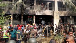 Pihak militer Bangladesh dalam pernyataan resmi mengonfirmasi bahwa insiden tersebut mengakibatkan 20 korban jiwa, termasuk pilotnya. (Abdul Goni/AFP)