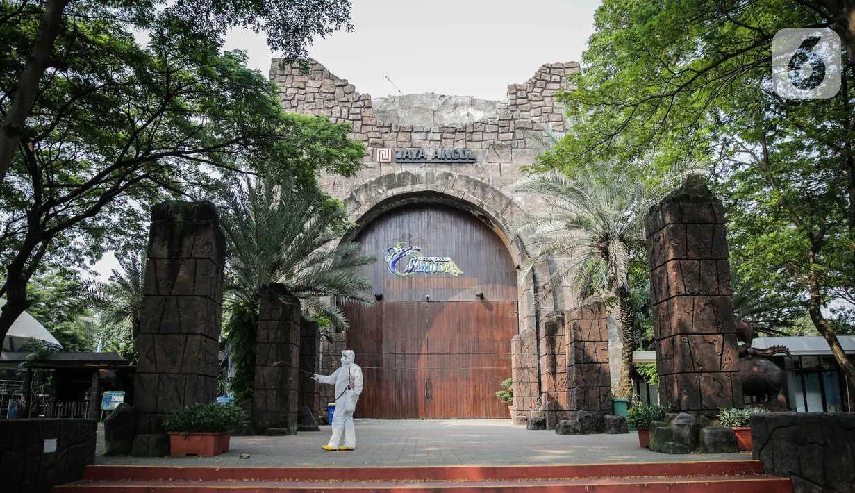 Petugas menyemprotkan disinfektan area Ocean Samudera, Ancol, Jakarta, Sabtu (14/3/2020). Pembersihan Sea World dan Ocean Samudera guna mengantisipasi penyebaran virus corona (Covid-19). (Liputan6.com/Faizal Fanani)