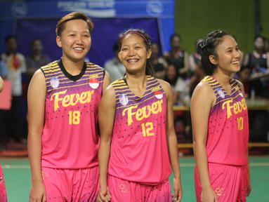 Para pebasket Surabaya Fever, tersenyum usai menjadi juara seri pertama Srikandi Cup 2017 di GOR Flying Wheel, Makassar, Sabtu (2/12/2017). Surabaya Fever juara setelah mengalahkan Merpati Bali 67-48. (Bola.com/Andhika Putra)