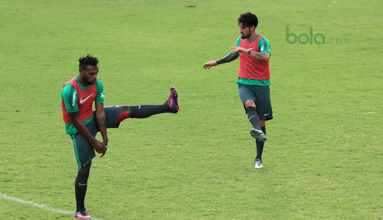 Nelson Alom (kiri) dan Stefano Lilipaly melakukan pemanasan sat sesi latihan di Lapangan ABC Senayan, Jakarta (20/6/2018). Timnas melakukan persiapan untuk melawan Korea pada laga uji coba 23 Juni 2018. (Bola.com/Nick Hanoatubun)